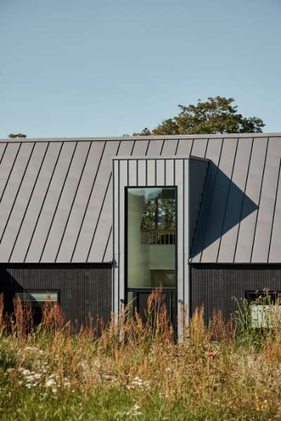 Flaget er hejst for det nye hus med det populære ståltag, Brådalvej 25, 9210 Aalborg SØ